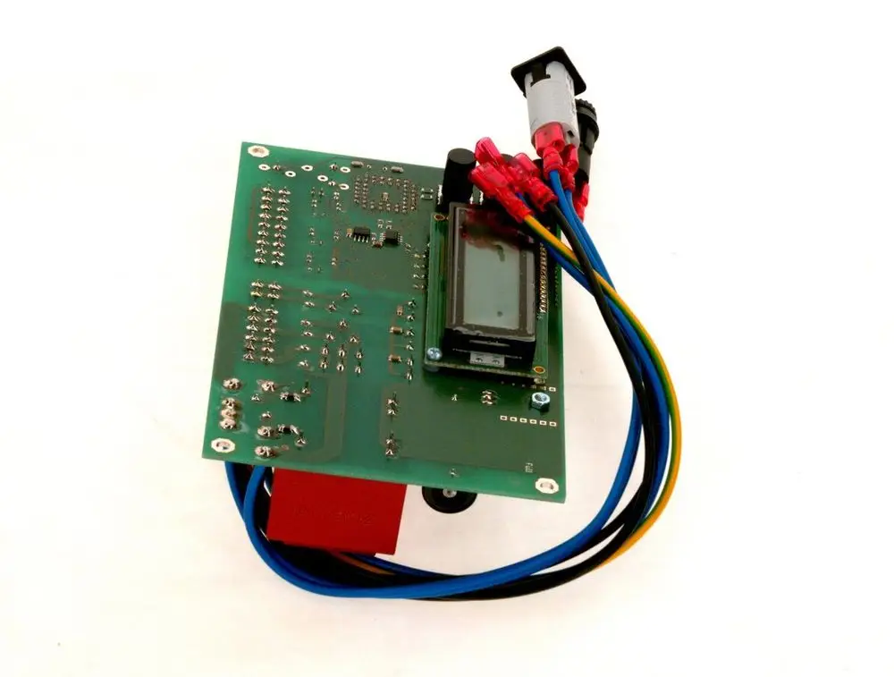 Leiterplatte mit einem Display und mehreren Anschlusskabeln, produziert von Bosch, vorhandene elektronische Komponenten für verschiedene Anwendungen.